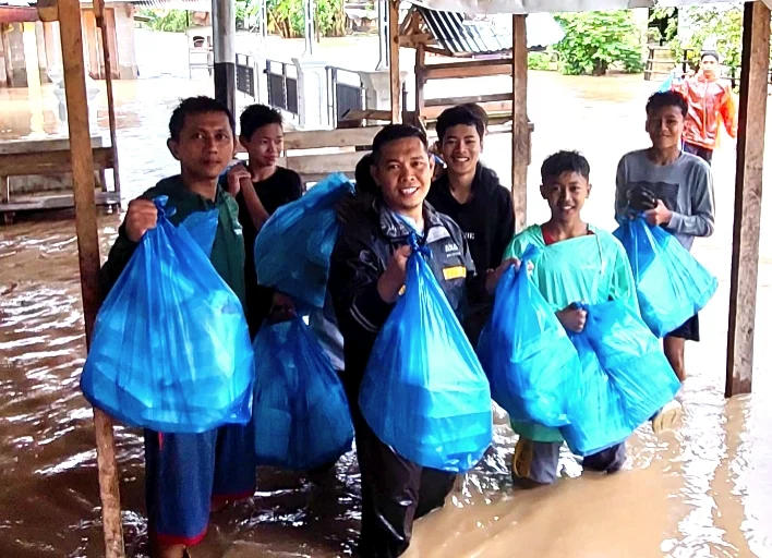 Adra Yusti, Pemuda Aur Duri Surantih yang Tak Kenal Lelah Bantu Warga Terdampak Banjir