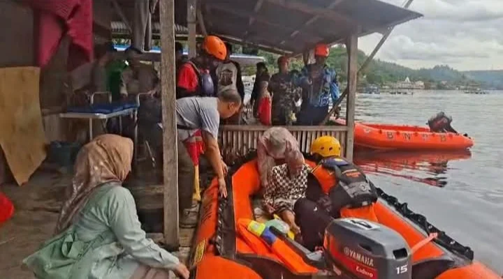 Tim Gabungan Evakuasi Lansia Sakit dari Kawasan Terisolasi Muaro Ambius Melalui Jalur Danau Singkarak