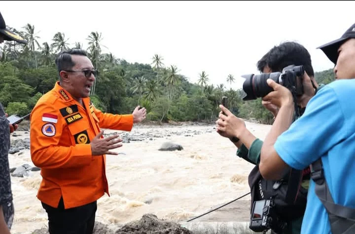 Bupati Eka Putra Tinjau Tanah Amblas dan Pengungsi di Nagari Sumpur
