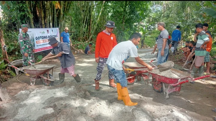 Warga Rimbo Gaek Cor Jalan Rusak Secara Swadaya, PT Semen Padang Turut Membantu