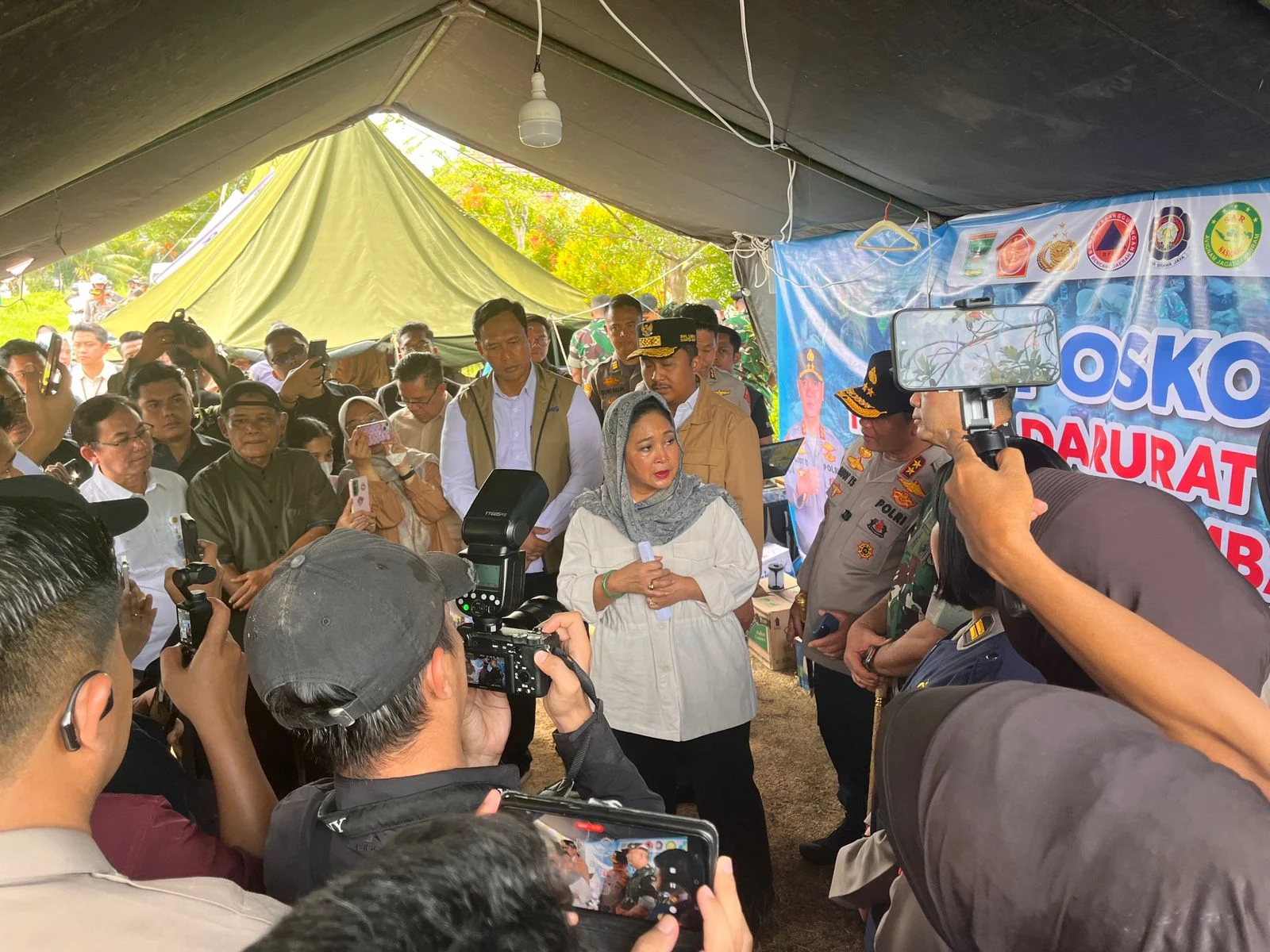 Bulog dan Komisi IV DPR RI Salurkan Bantuan untuk Bencana di Lubuk Minturun Padang