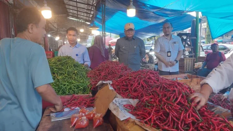 Foto sidak pasar oleh Kepala Perwakilan BI Sumbar bersama Tim BI pada bulan Oktober untuk memperoleh informasi harga dan jumlah pasokan cabai merah, bawang merah dan beras d/r pengendalian inflasi