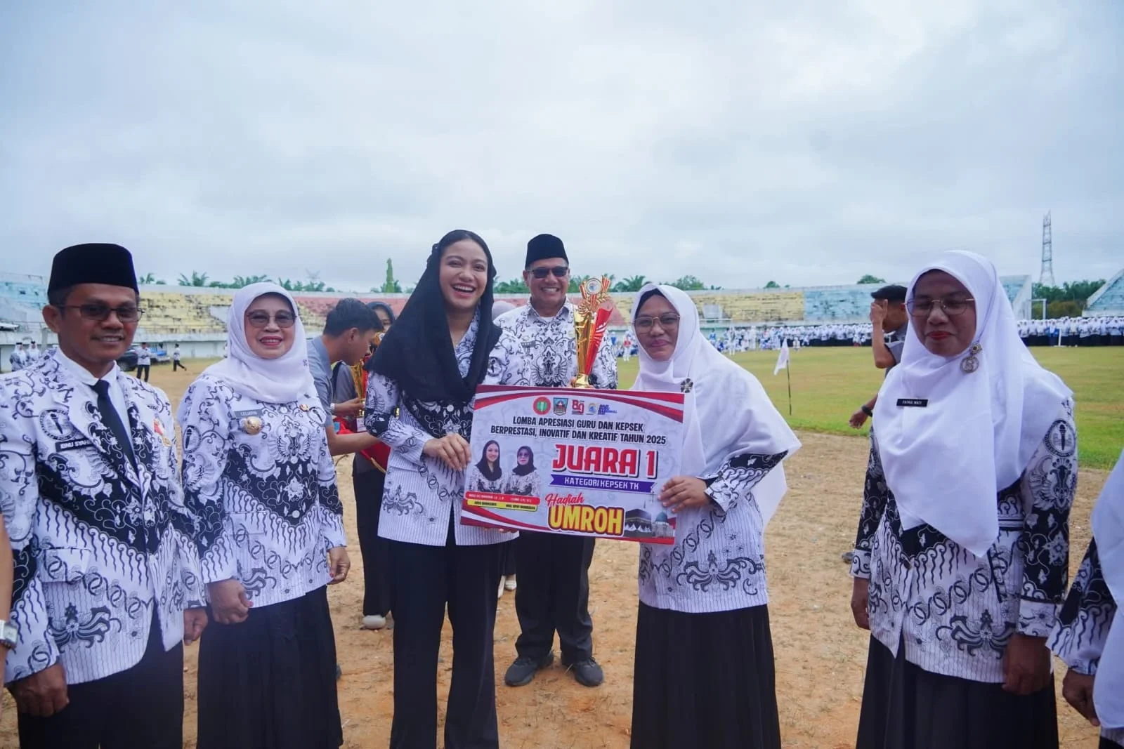 Hadiah HGN dari Bupati dan Wabup, Enam Guru dan Kepsek Terbaik Dharmasraya Akan Berangkat Umroh