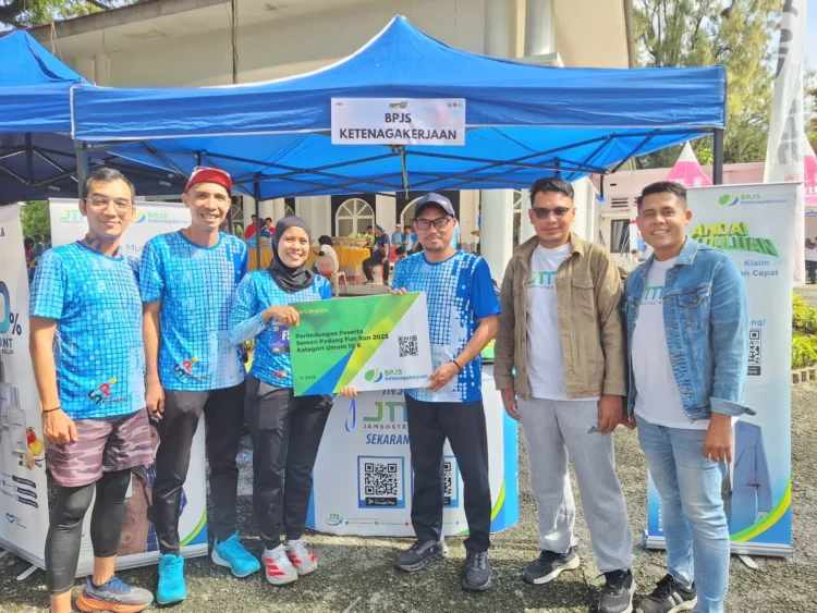 Kepala BPJS Ketenagakerjaan Solok, Arief Sabara menyerahkan secara simbolis kartu peserta kepada Panitia Semen Padang Fun Run Tahun 2025