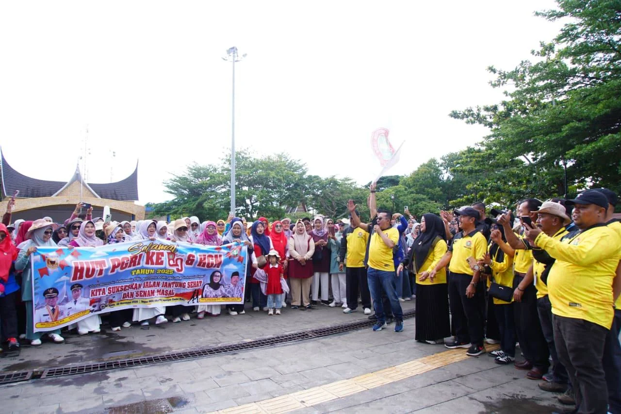 Ribuan Guru Semarakkan Gerak Jalan HUT HGN dan PGRI ke-80 di Batusangkar