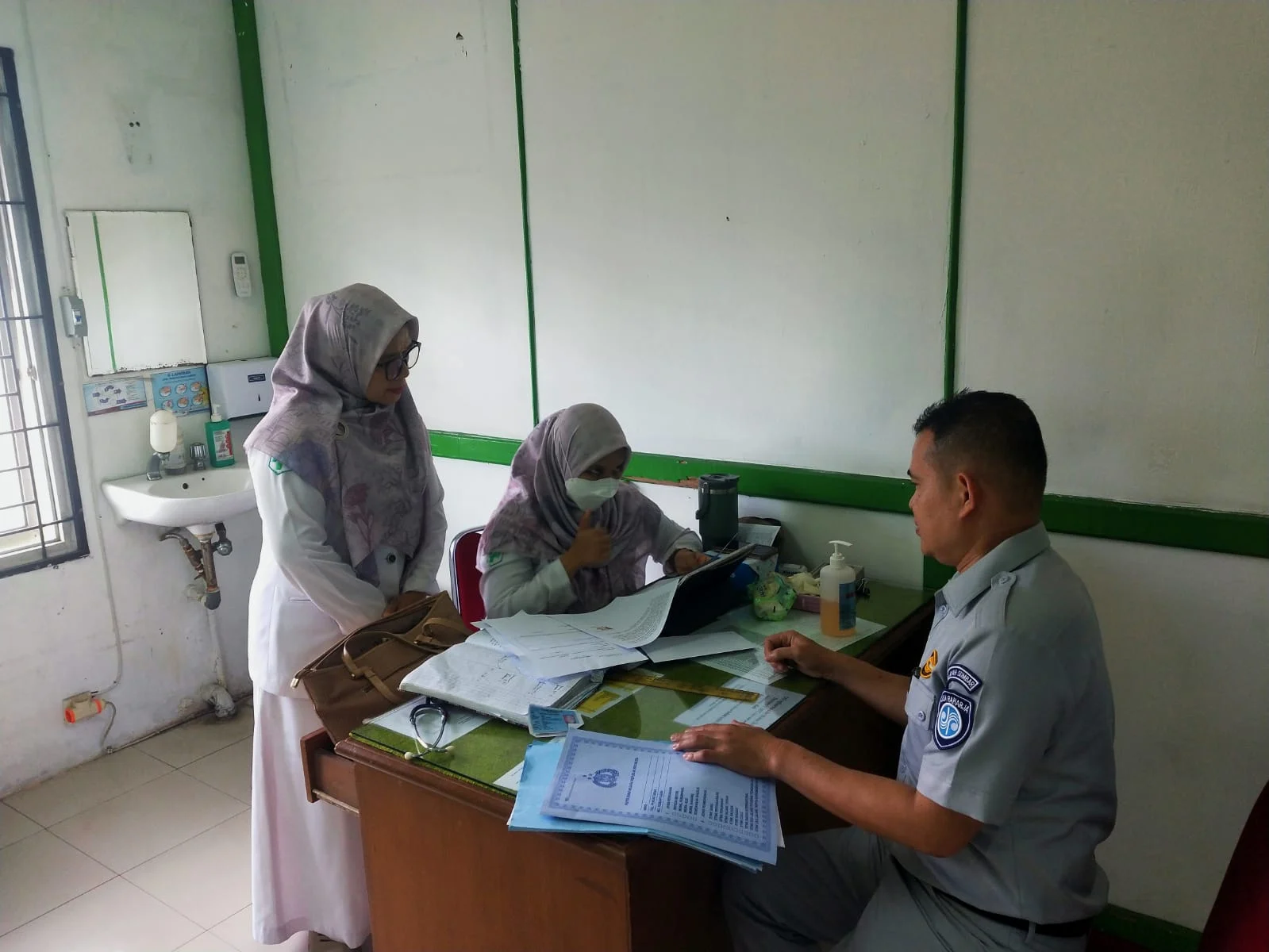 Jasa Raharja Sumbar Lakukan Konsultasi Medis untuk Percepatan Penjaminan Korban Kecelakaan di Puskesmas Lubuk Buaya