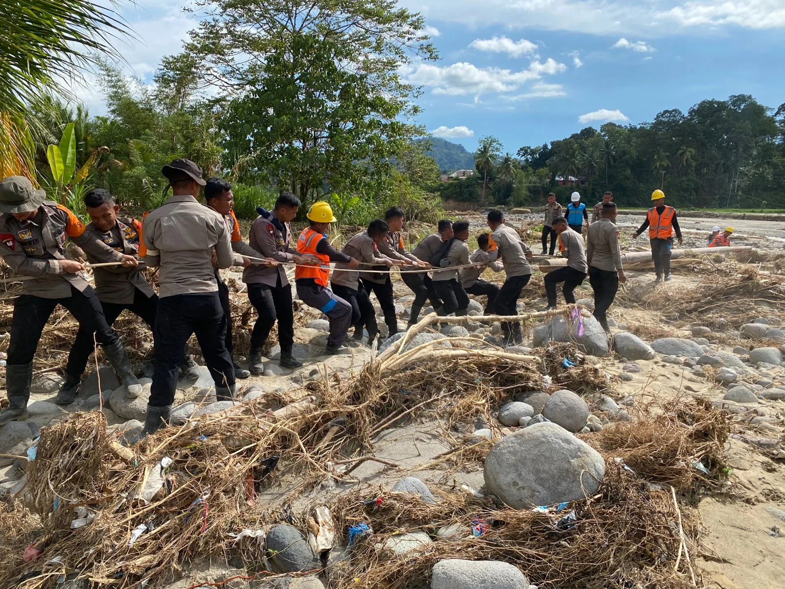 Saat Badai Menguji, Kebersamaan Menguat: PLN, TNI, dan Polri Sigap Pulihkan Cahaya Sumbar