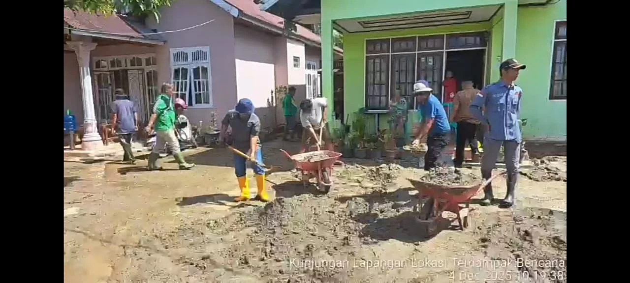 Relawan Disbuntanhor Sumbar Turun Tangan Bersihkan Material Banjir di Nagari Bayua