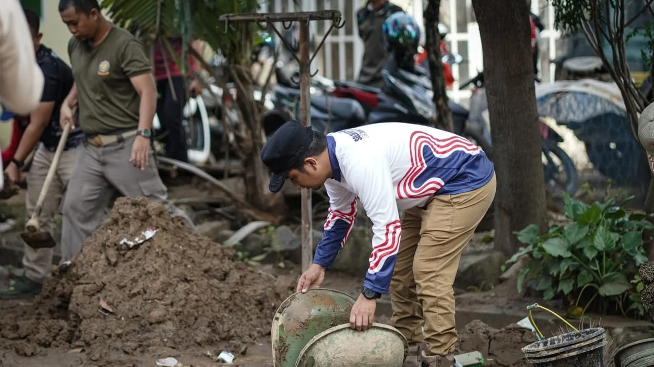 Wali Kota Solok Goro Bersama Masyarakat Bersihkan Lumpur Sisa Banjir di Tanah Garam