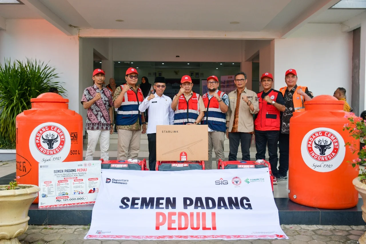 Dirut PT Semen Padang Serahkan Bantuan Senilai Rp210 Juta untuk Penanganan Bencana ke Gubernur
