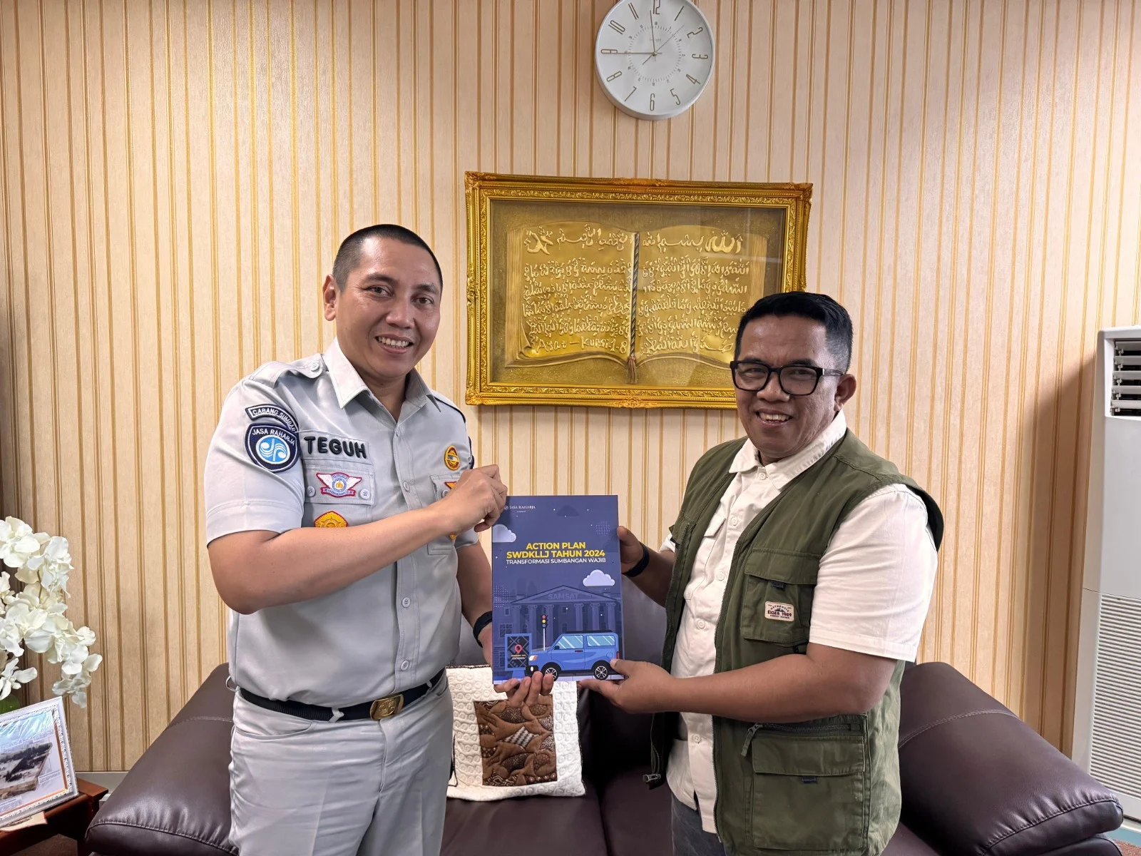 Perkuat Sinergi, Jasa Raharja Sumbar Serahkan Buku Action Plan SWDKLLJ kepada Bapenda Provinsi Sumatera Barat
