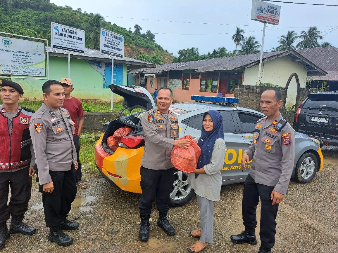 Polsek Koto XI Tarusan Salurkan 125 Paket Sembako untuk Warga Terdampak Banjir di Kapuh Utara