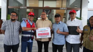 Semen Padang Bantu 1000 Dumbag untuk Korban Banjir Kabupaten Solok