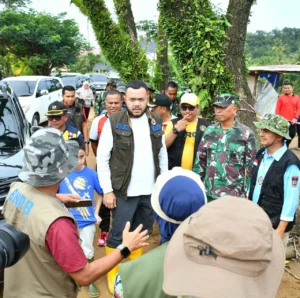 Wako Fadly Amran Pimpin Gotong Royong Bersihkan Material Sisa Banjir Bandang di Kelurahan Kapalo Koto