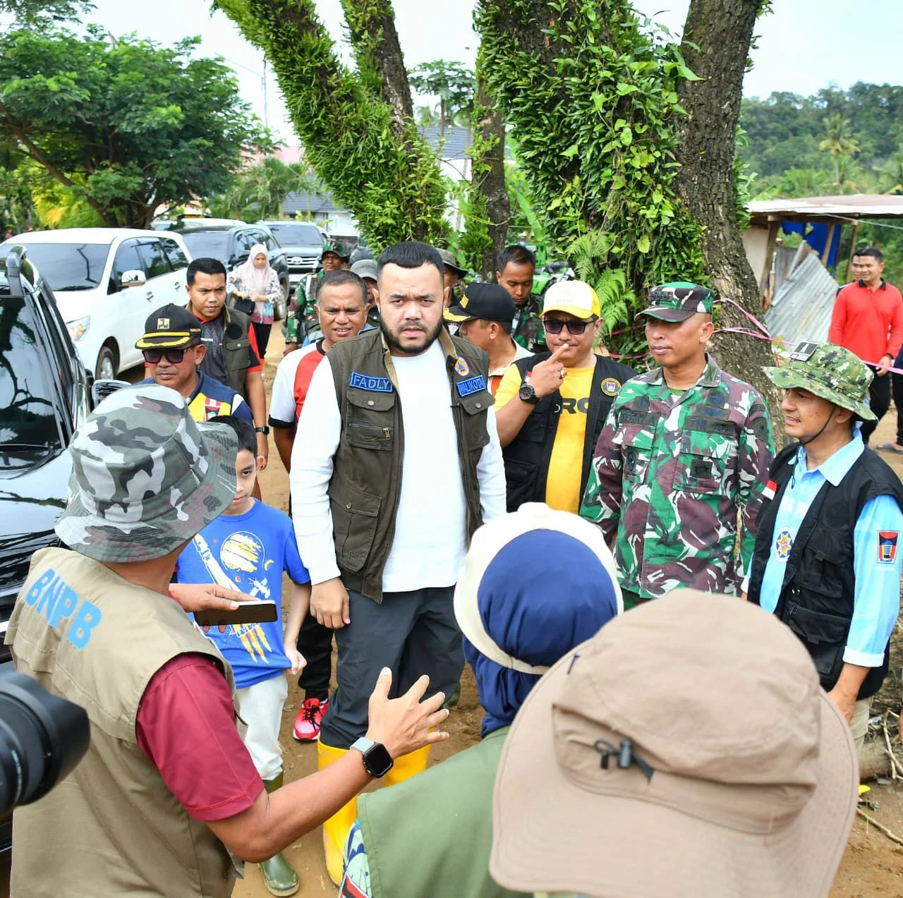 Wako Fadly Amran Pimpin Gotong Royong Bersihkan Material Sisa Banjir Bandang di Kelurahan Kapalo Koto