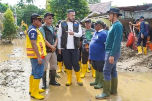 Pasca Banjir Bandang, Wako Padang Tinjau dan Kerahkan ASN Bersihkan TBG Nanggalo