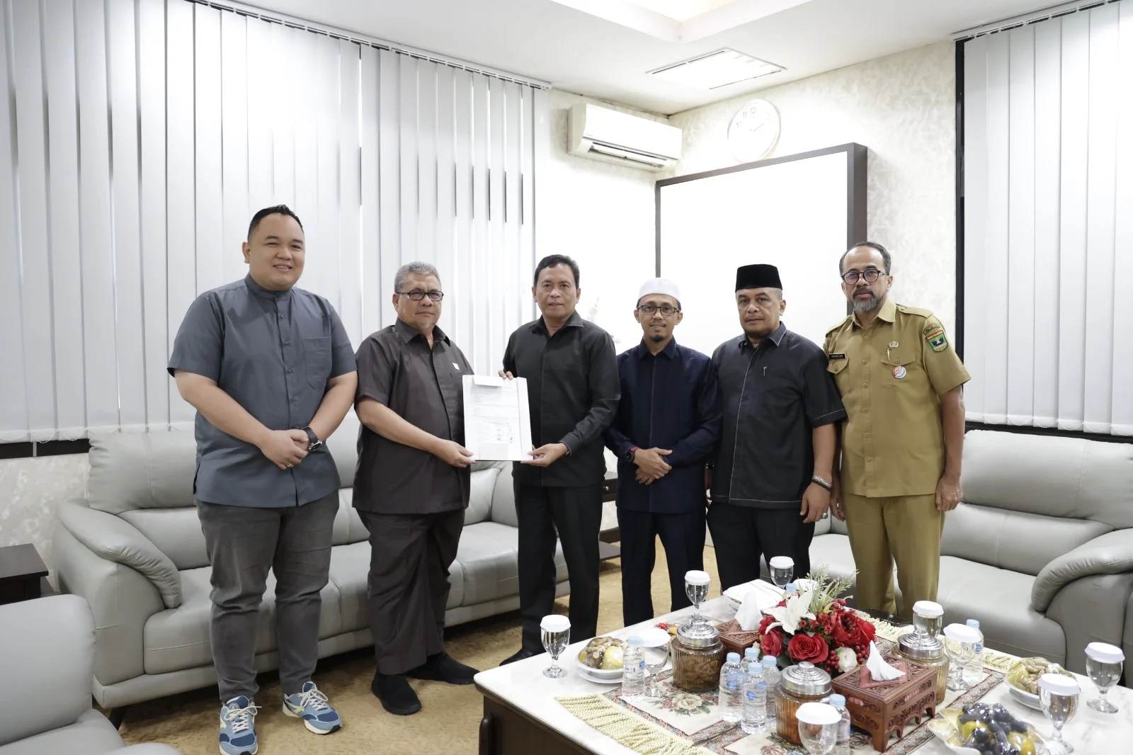 Komisi I DPRD Sumbar Serahkan Hasil Fit and Proper Test Calon Anggota KPID 2025–2028, Ini Daftarnya