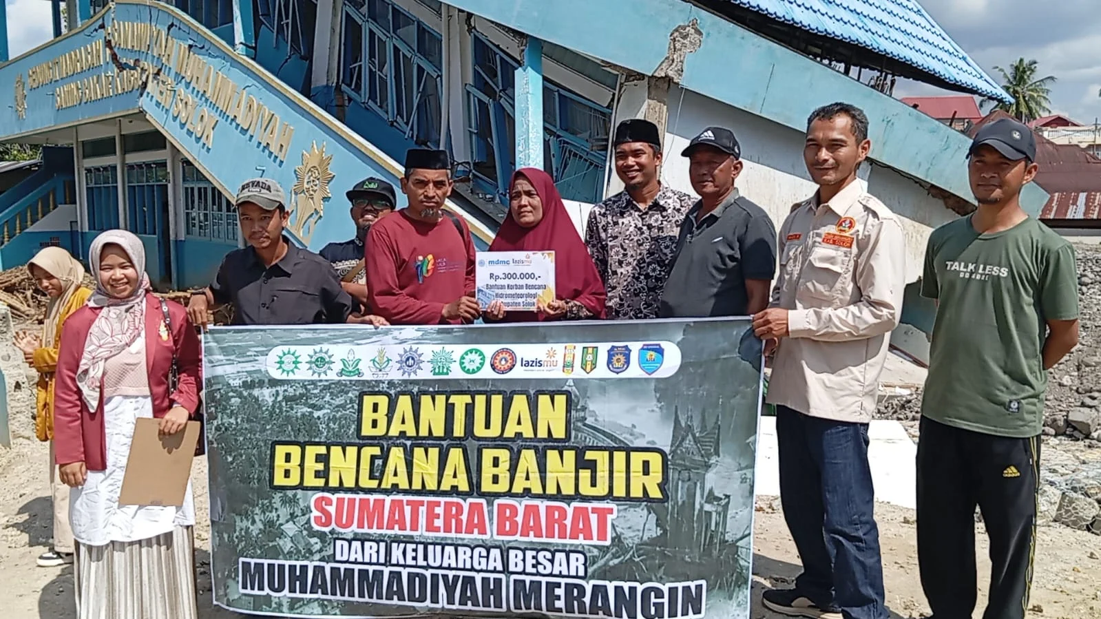 Lazismu Merangin Salurkan Bantuan bagi Korban Bencana Hidrometeorologi Kabupaten Solok