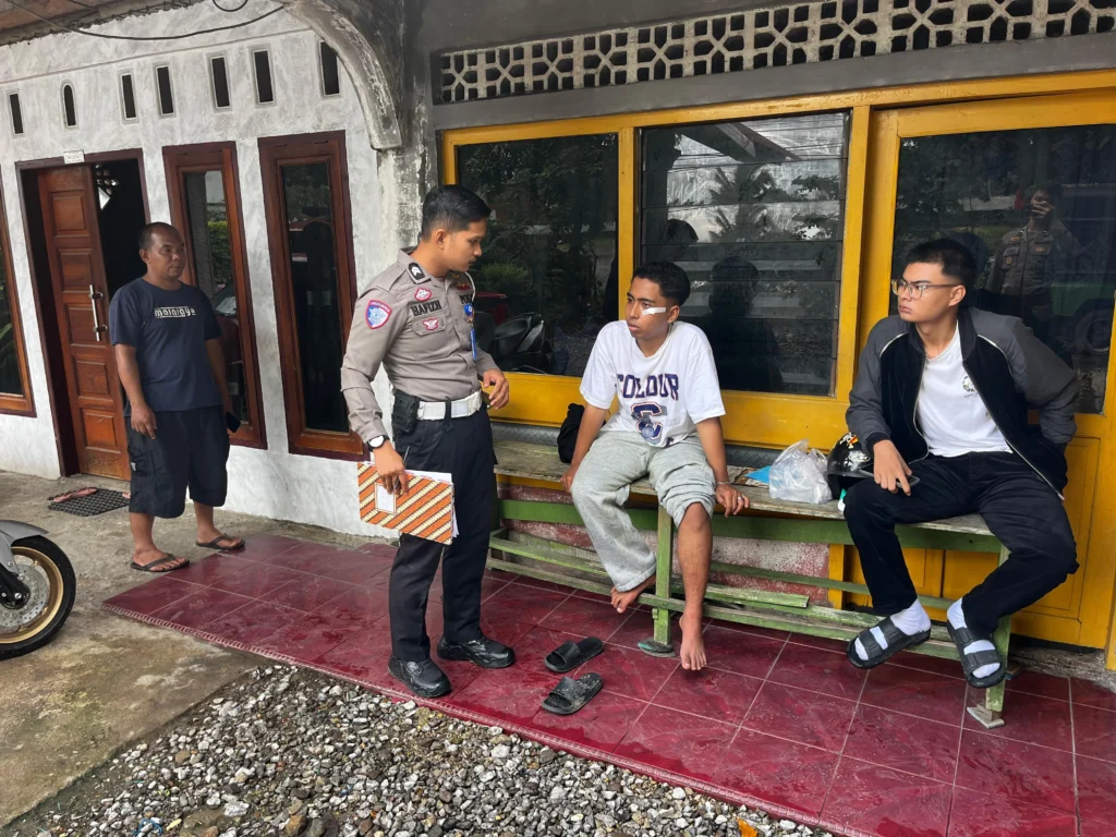 Mahasiswa Dharmasraya Selamat, Motor Hancur Masuk Kolong Truk di Jalur Solok-Padang