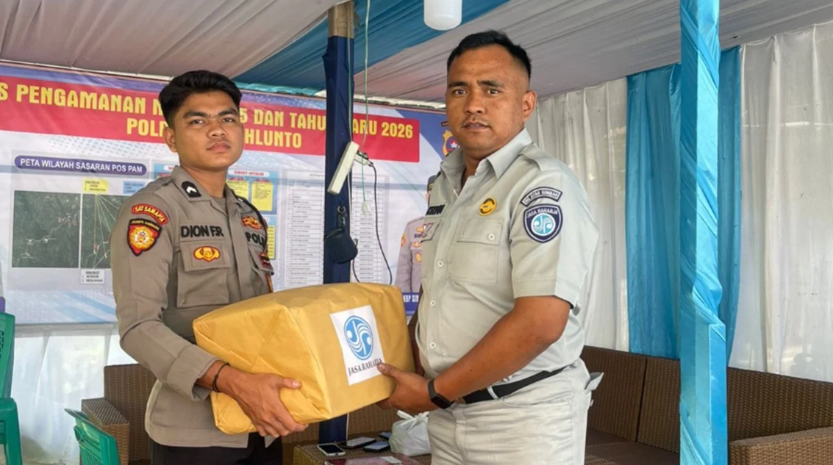Apresiasi Petugas Pengamanan Natal, Jasa Raharja Solok Berikan Parcel di Posko Muaro Kelaban