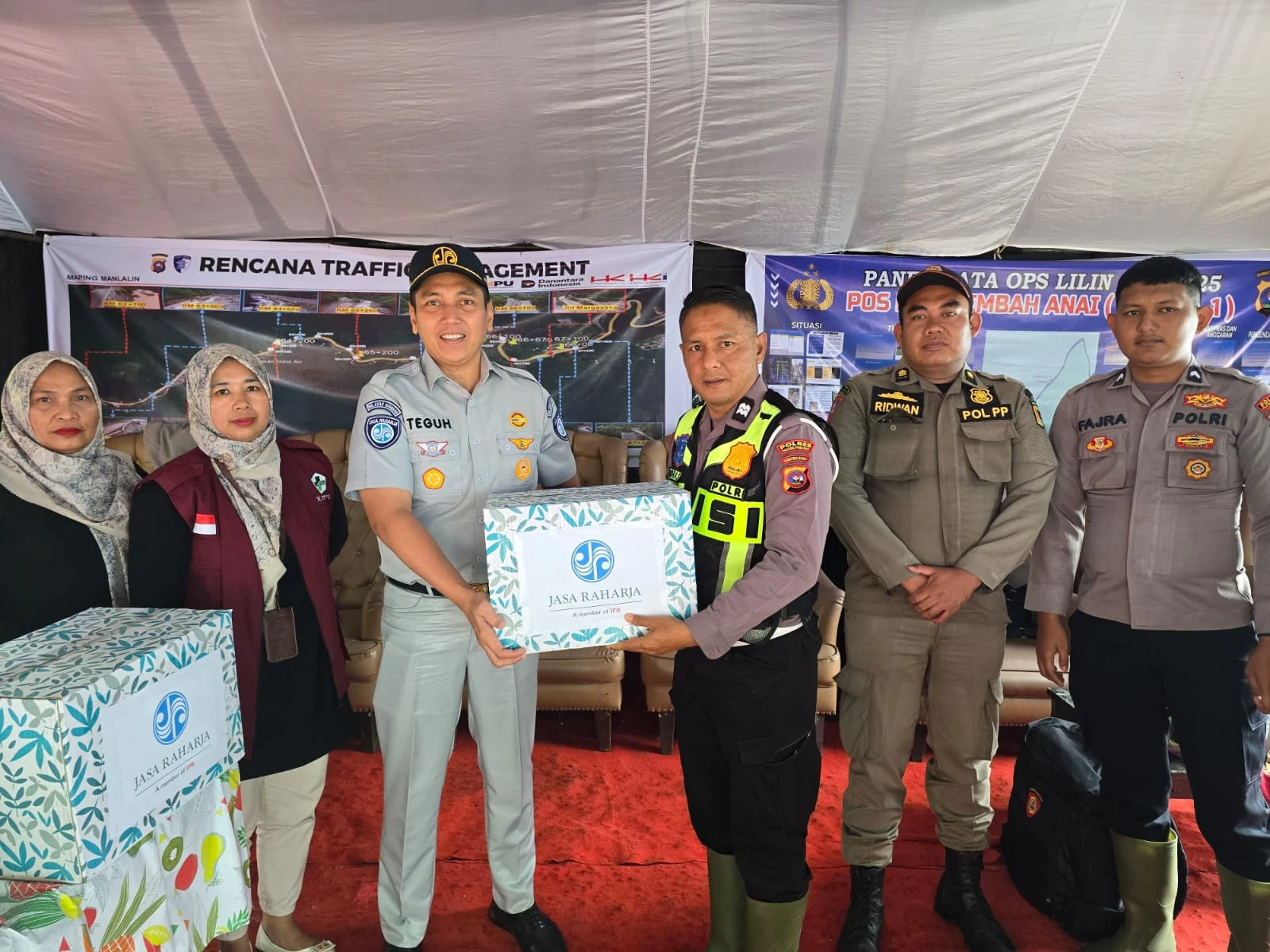 Dukung Pengamanan Nataru 2025, Jasa Raharja Sumbar Berikan Bingkisan kepada Petugas Pos PAM Lembah Anai
