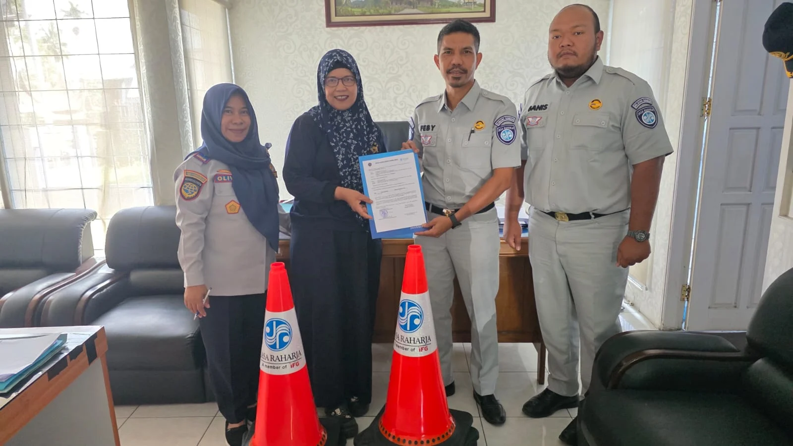 Perkuat Pengamanan Akhir Tahun, Jasa Raharja Cabang Bukittinggi Serahkan Traffic Cone dan Bingkisan di Lembah Anai