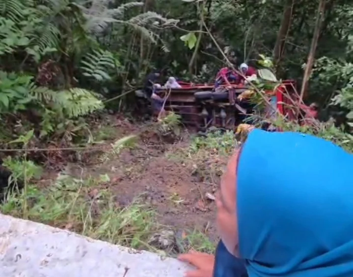 Odong-Odong Asal Lakitan Masuk Jurang di Perbatasan Sumbar-Jambi, Tiga Orang Dilaporkan Meninggal