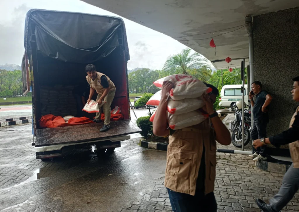 Unand Terima Bantuan Kemendiktisaintek untuk Dibagikan Kepada Mahasiswa Terdampak