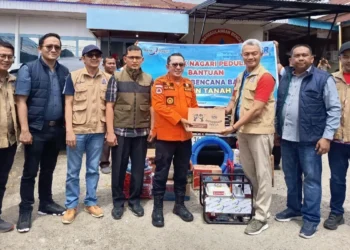 Penyaluran bantuan untuk korban bencana di Tanah Datar dari Bank Nagari