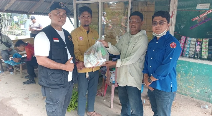 Warga Koto Lalang Salurkan Donasi untuk Korban Banjir Bandang di Batu Busuk, Pulihkan Harapan di Tengah Duka