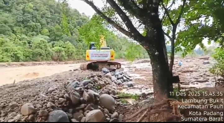 PT Semen Padang Perkuat Penanganan Pascabencana di Batu Busuk: Alat Berat Bekerja Dua Minggu Tanpa Henti, Fokus Pulihkan Drainase dan Tanggul Sungai
