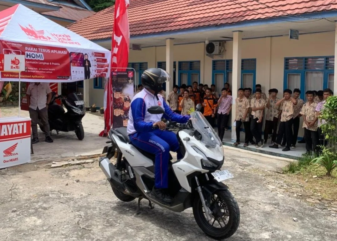 Hindari Salah Paham, Safety Riding Honda Hayati Ajak Pengendara Pahami Bahasa Kode di Jalan