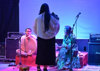 Pertunjukan kolaborasi Afdhal Zikri dan Namal Siddiqui penyair dari Pakistan di malam pembukaan PPF 2025.