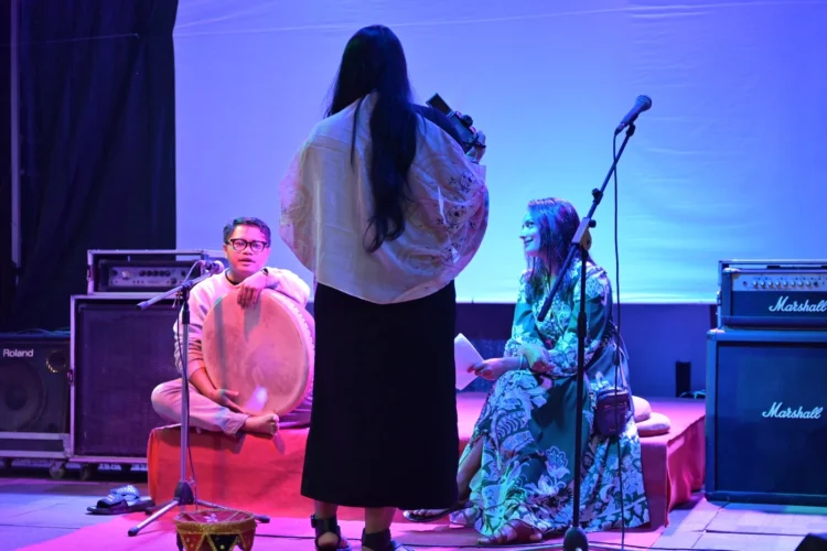 Pertunjukan kolaborasi Afdhal Zikri dan Namal Siddiqui penyair dari Pakistan di malam pembukaan PPF 2025.