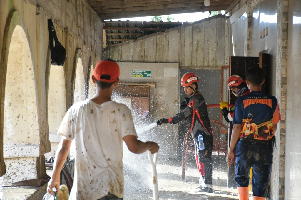 Masjid Syuhada Dibersihkan, Jembatan Darurat Menyusul: Respons Cepat Semen Padang Peduli di Palembayan Agam