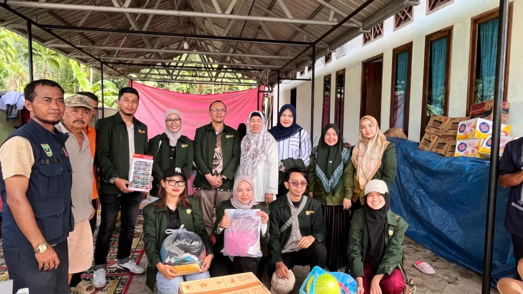 Kolaborasi Peduli di Tengah Bencana: HIMA MM Unand Jadi Penghubung, Galang dan Salurkan Bantuan untuk Korban Banjir Bandang Padang