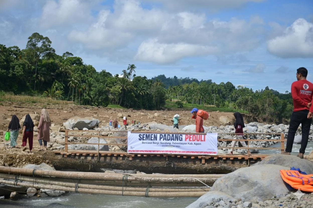 Jembatan Darurat Semen Padang Peduli di Salareh Aia Diapresiasi Gubernur, Bupati, dan Warga