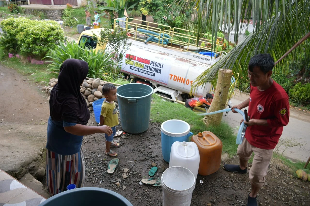 Semen Padang Peduli Salurkan Air Bersih, Warga Salareh Aia Timur Sampaikan Rasa Syukur