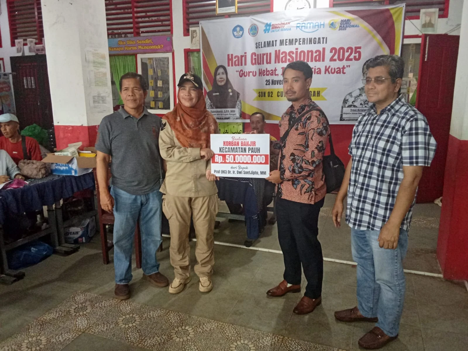 Mantan Dirut PT Semen Padang Dwi Soetjipto Kirimkan Bantuan Rp50 Juta untuk Korban Banjir Bandang di Pauh