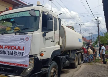 Semen Padang Peduli Salurkan 232 Ribu Liter Air Bersih ke Daerah Terdampak Banjir di Padang