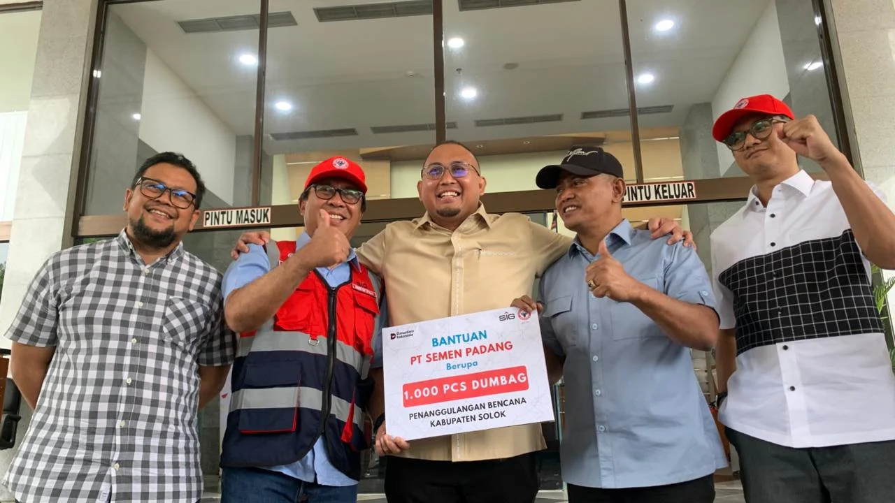 PT Semen Padang Kirim 1.000 Dumbag ke Solok, Perkuat Penanganan Pascabanjir Bandang