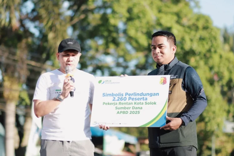 Wali Kota Solok, Dr. Ramadhani Kirana Putra meluncurkan program perlindungan sosial bagi pekerja rentan.(Ist)