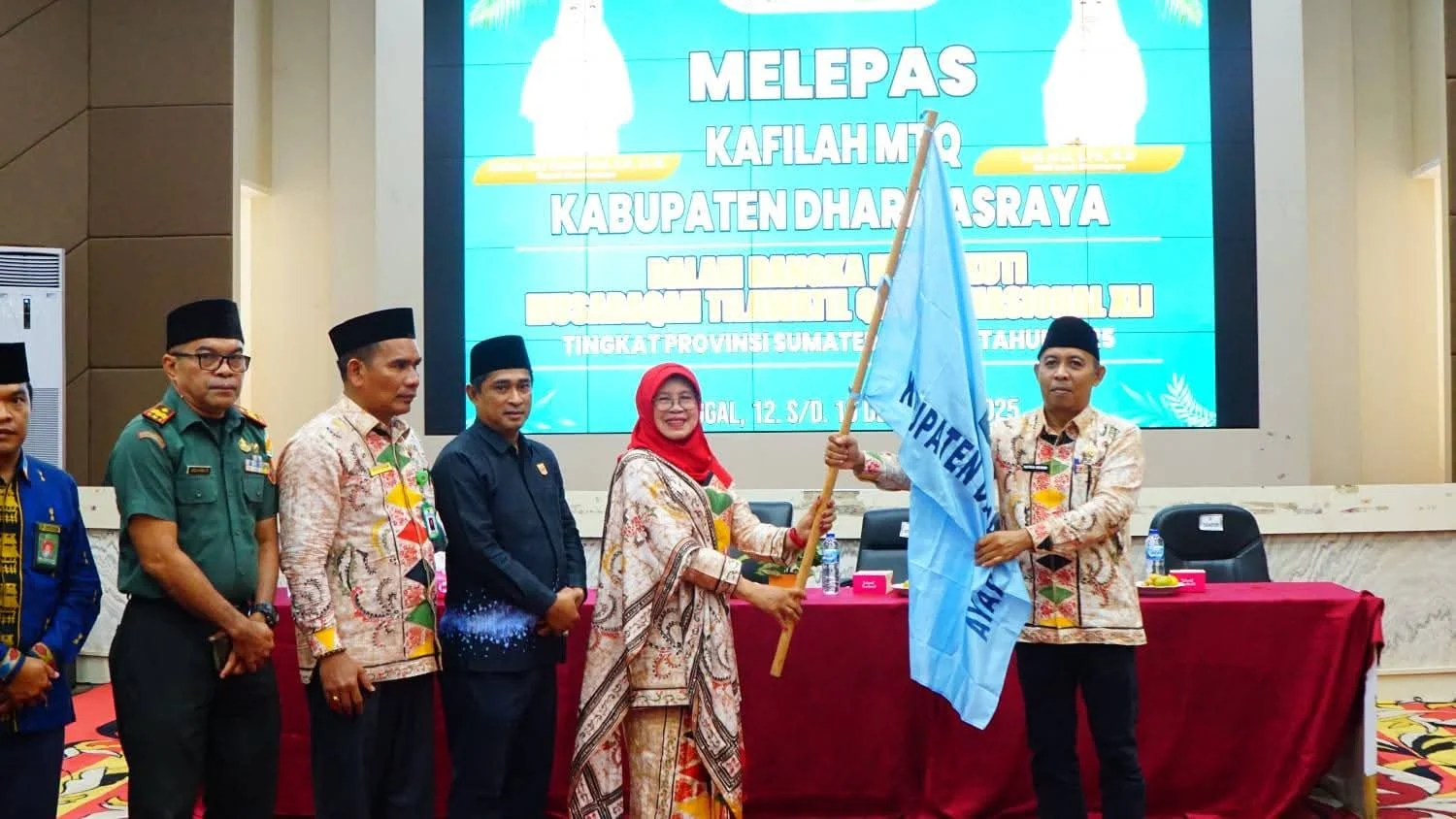 Wabup Leli Arni Lepas Kafilah Dharmasraya Menuju MTQ Tingkat Provinsi Sumbar di Bukittinggi