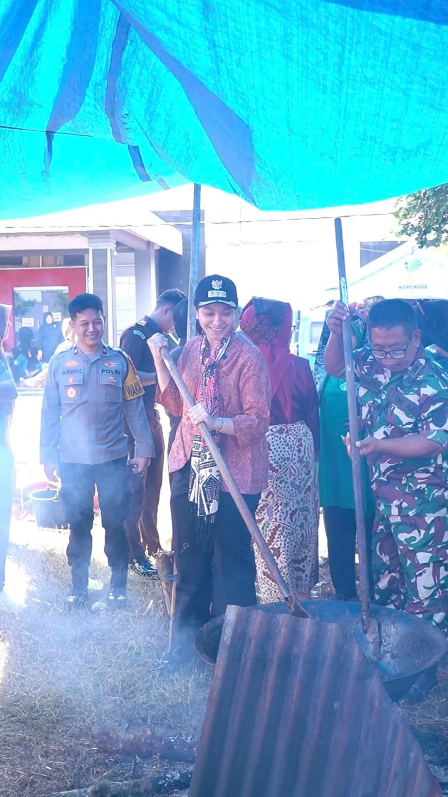 Dharmaraya Peduli Sukses Memasak 2 Ton Rendang untuk Korban Bencana Hidrometeorologi Sumatra