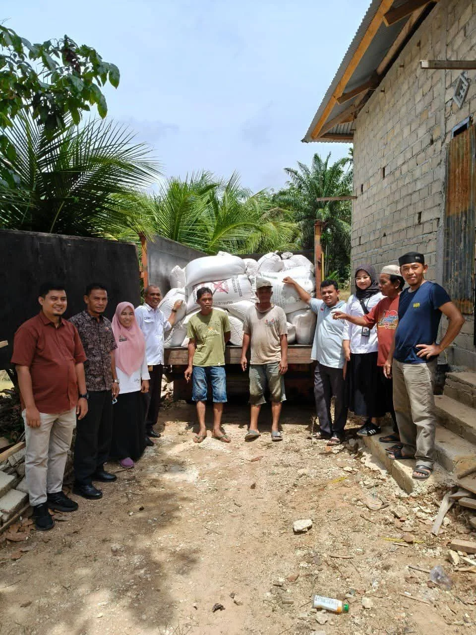 Tingkatkan Ekonomi Masyarakat, Petani Ikan Terima Bantuan Bibit dan Pakan Sampai Panen