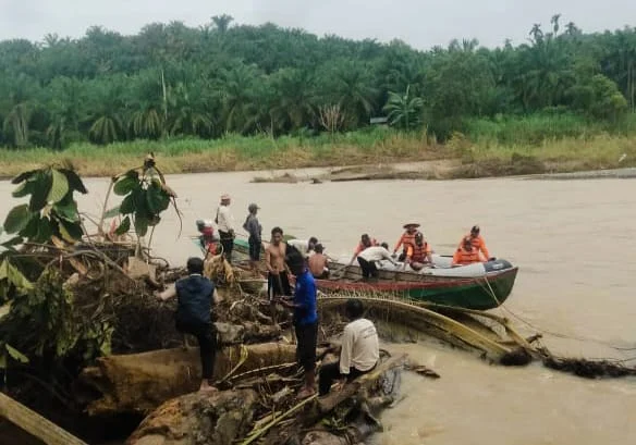 Pencarian Warga Hanyut di Sungai Batang Pasaman Masih Nihil