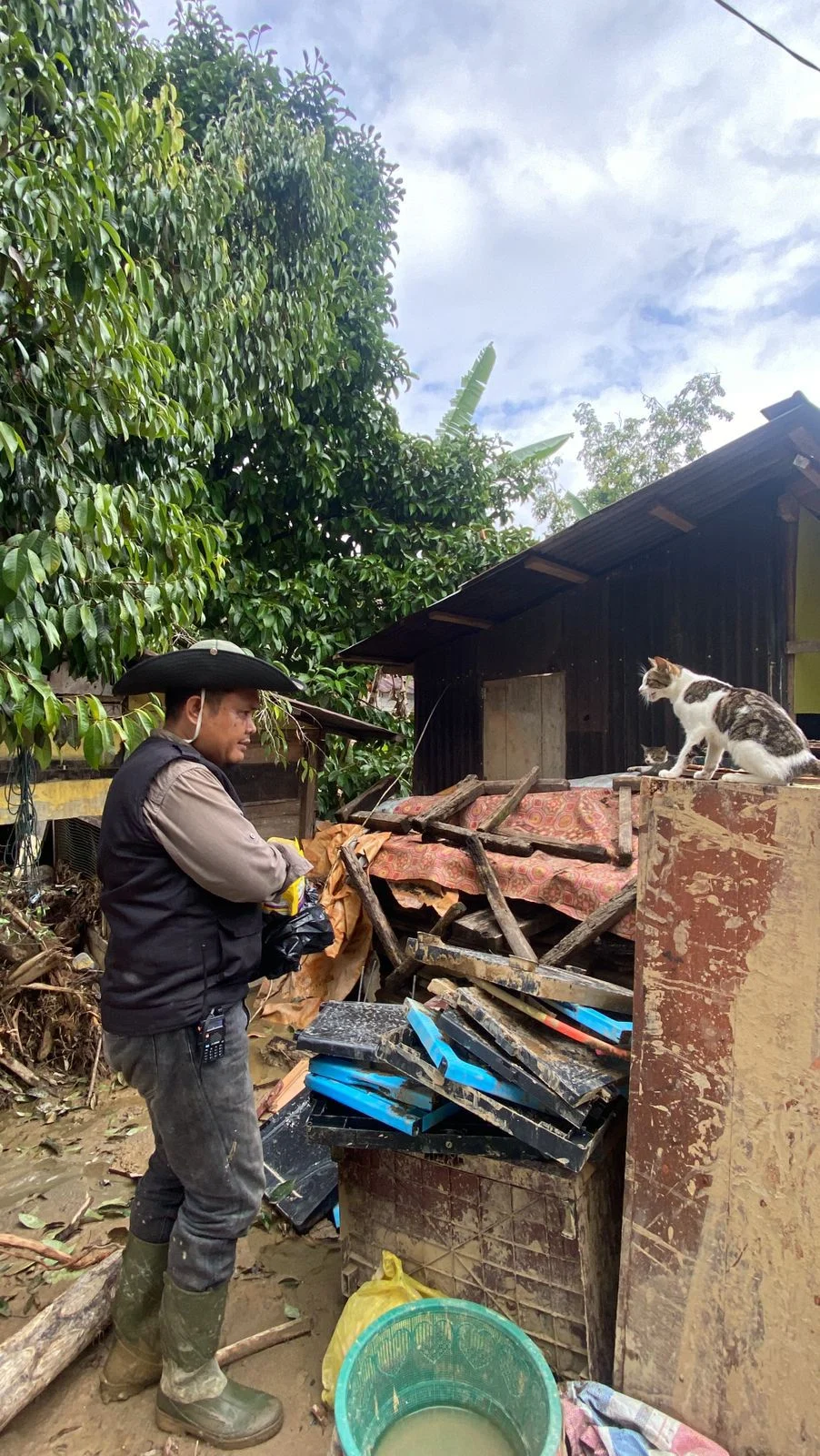 UNP Peduli dan J&T Wujudkan Kepedulian untuk Hewan di Maninjau Agam