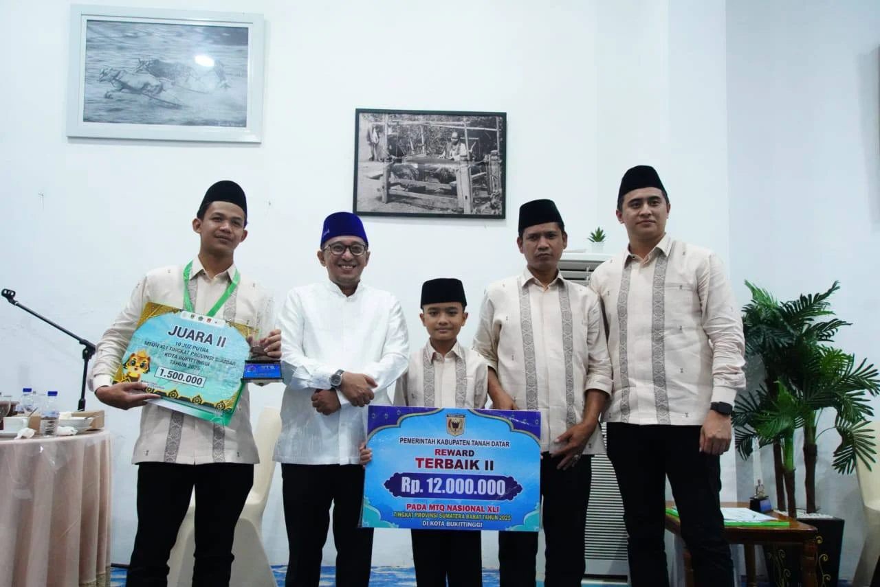 Pulang dari MTQ, Bupati Eka Putra Langsung Serahkan Bonus Kafilah Tanah Datar