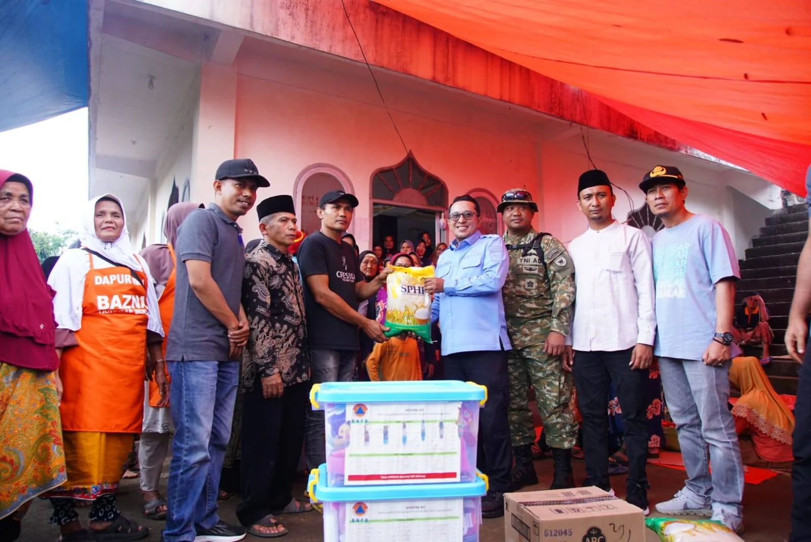 Kunjungi Jorong Terluar Nagari Batipuah Baruah, Bupati Serahkan Sembako dan Genset