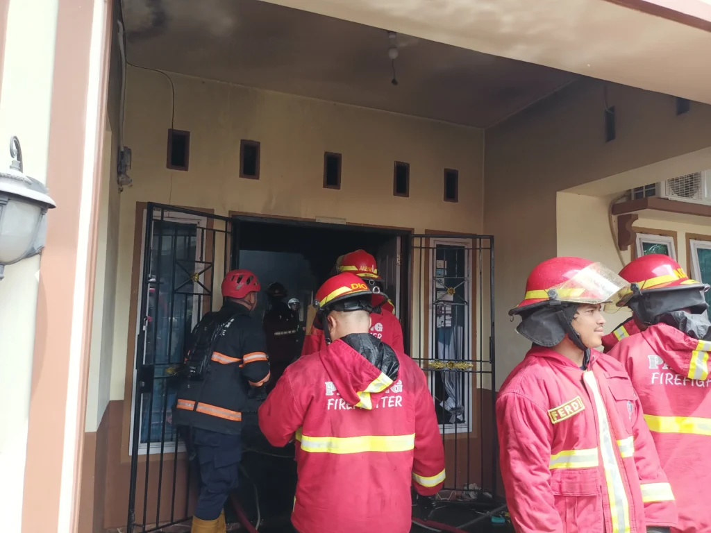 Kebakaran Siang Hari Hanguskan Rumah di Lubuk Kilangan Padang